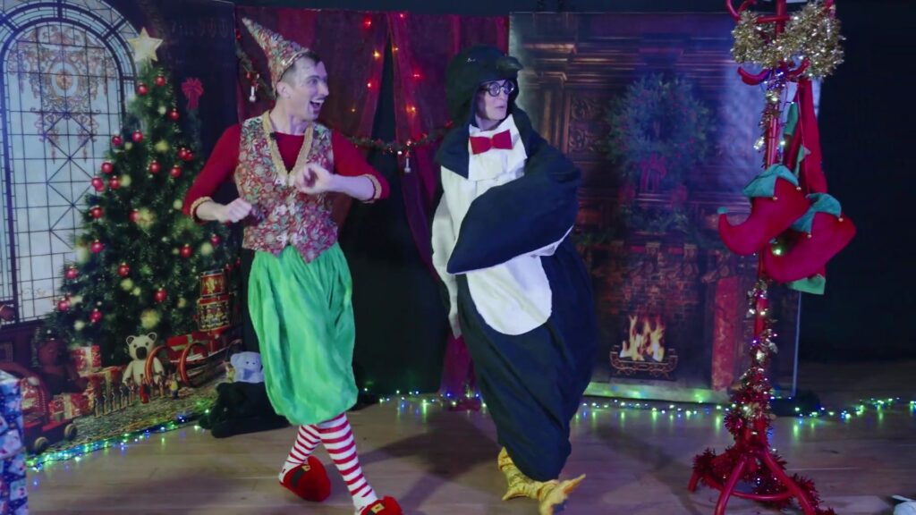 Lulu le lutin et Pingoui le pingouin en costumes artisanaux pour Le Casting de Noël