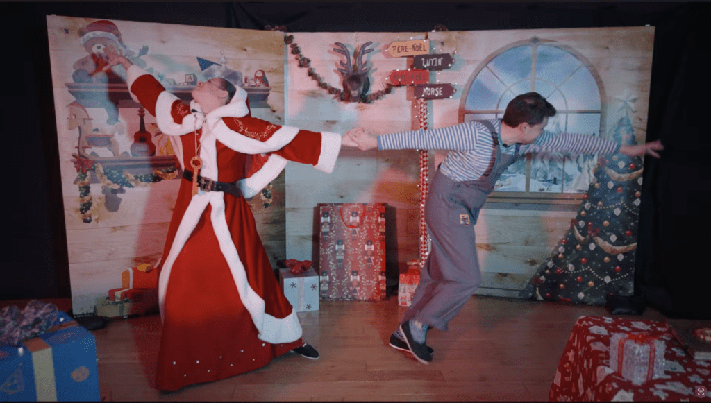 La Mère Noël et Billy sur scène dans leur voyage féerique au Pôle Nord